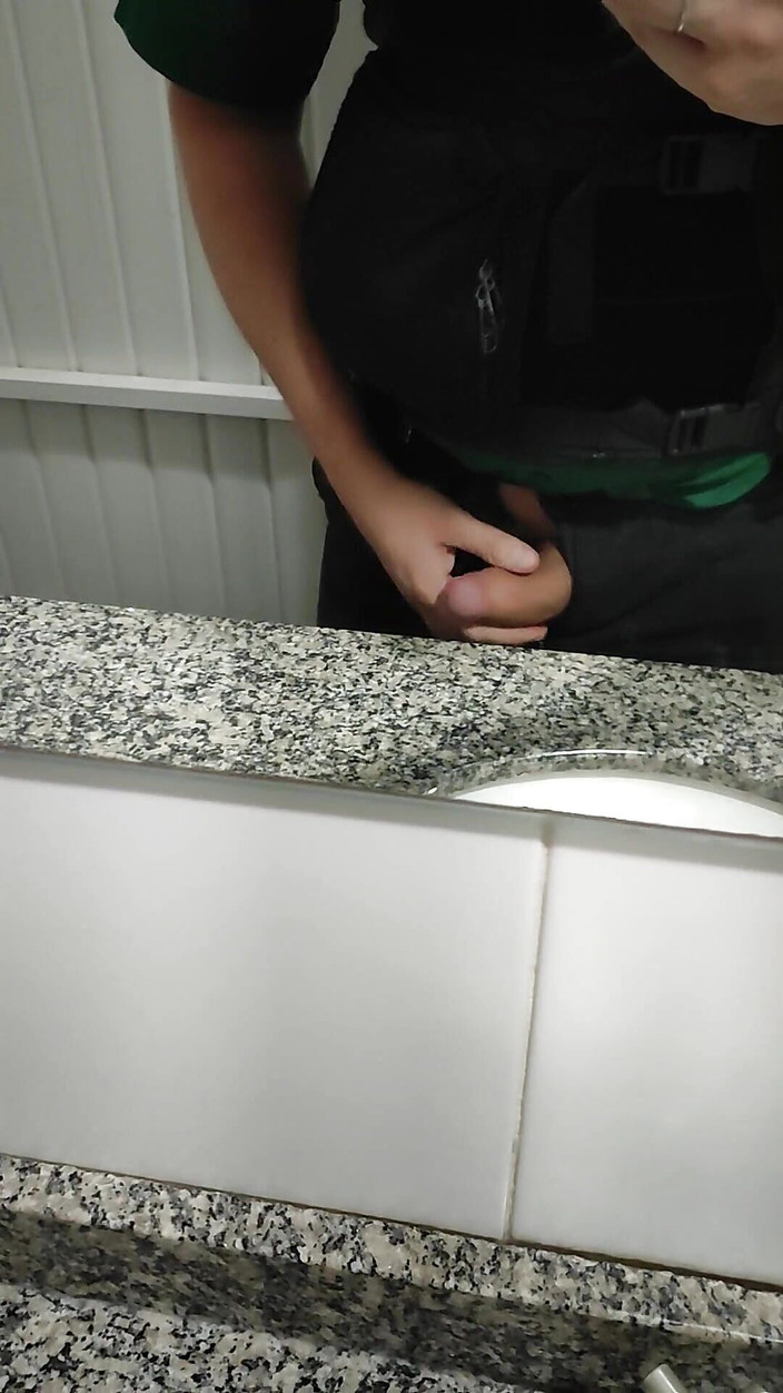 Guivideos: Banyo lavabosunda sarjant boşalma