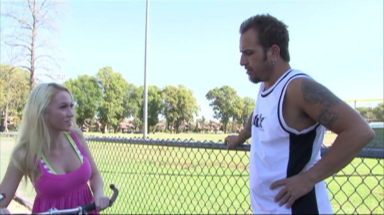 CBD Media: Hete blonde tiener cheerleader met grote tieten en perfect poesje...