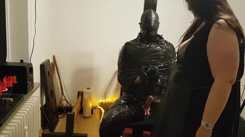 DOMINATRIX6: Sclav legare pe folie, partea 2 - Film agățare mumificat și tachinat până...