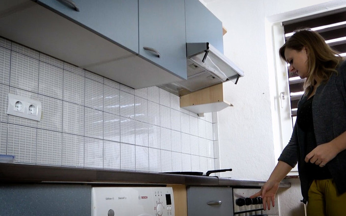 Cheating Cumsluts: Bà nội trợ tuổi teen người Đức đụ thợ điện!