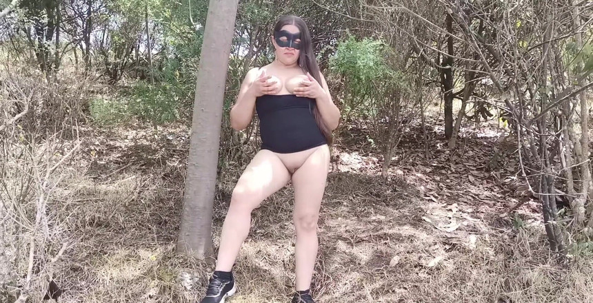 Valery Saenz xxx: Masturbuje v lese se stříkáním - jsem děvka