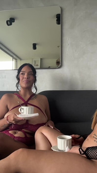 Danii roxy tette enormi tette allattamento caffè con latte