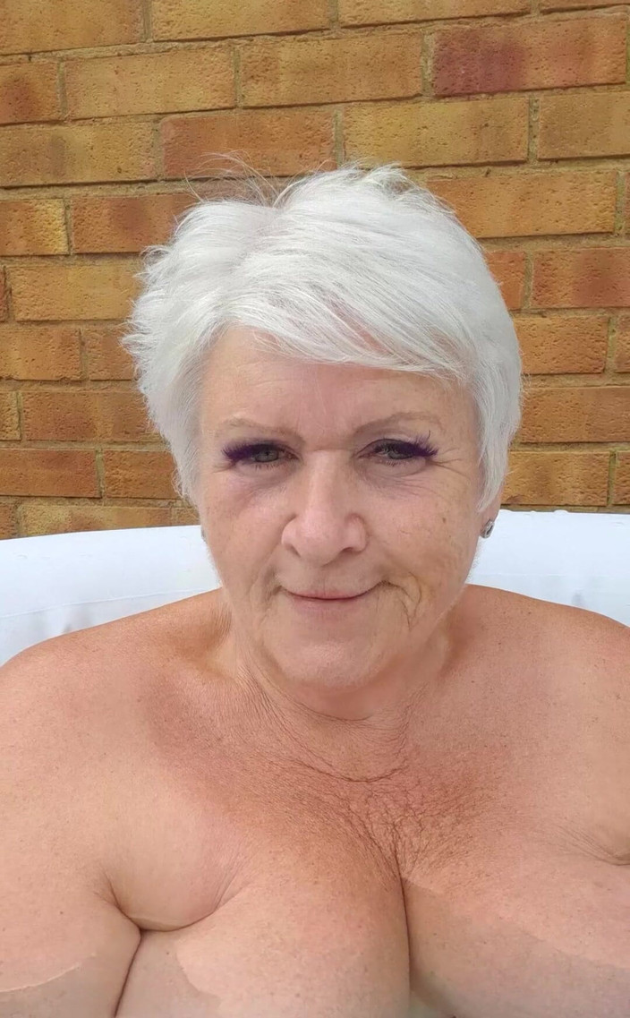 Uk Joolz: 让我介绍一下我可爱的新热水浴缸！哦，我会为你裸体做这个...答案是肯定的。