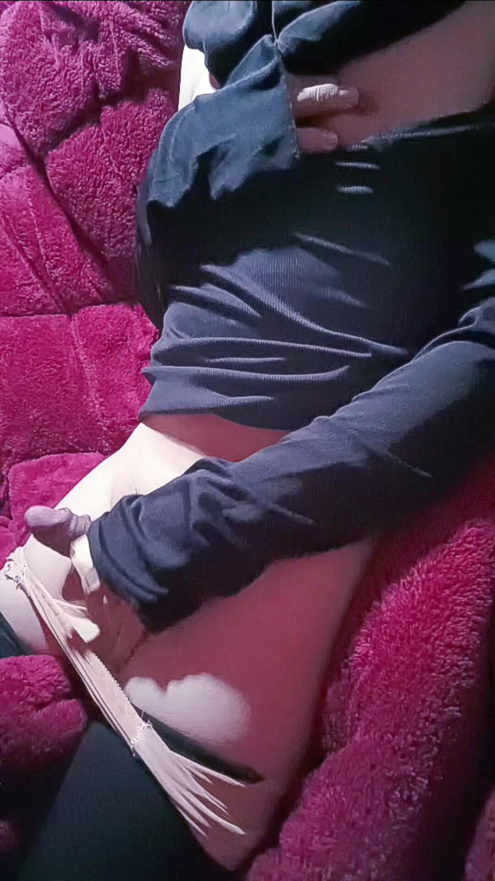 TeenVietNam: Rintihan saya terdengar begitu merangsangkan kerana zakar saya sudah meleleh...