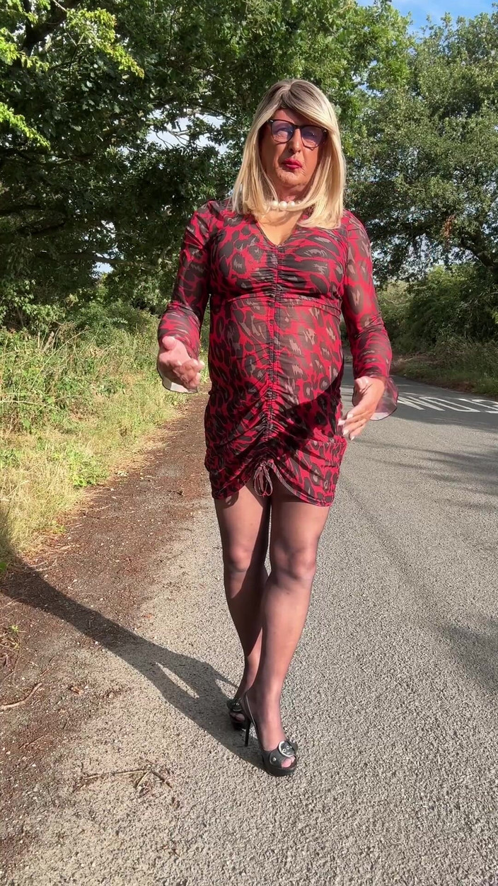 Kellycd2022: セクシーな女装者ケリード2022午後のドライブを楽しむちょっとしたピットストップ休憩