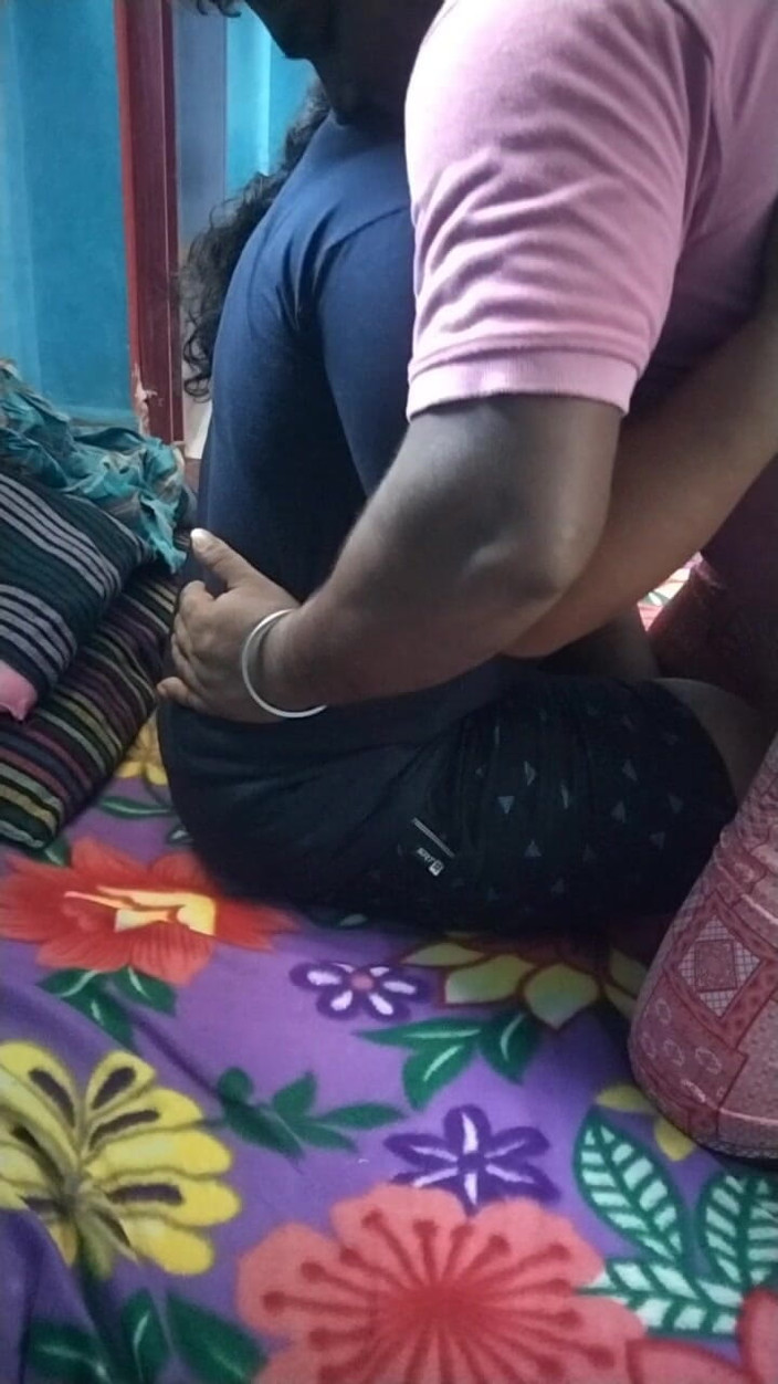 Benita sweety: घर की नौकरानी घर के मालिक के साथ सेक्स तमिल हॉट बात कर रही है