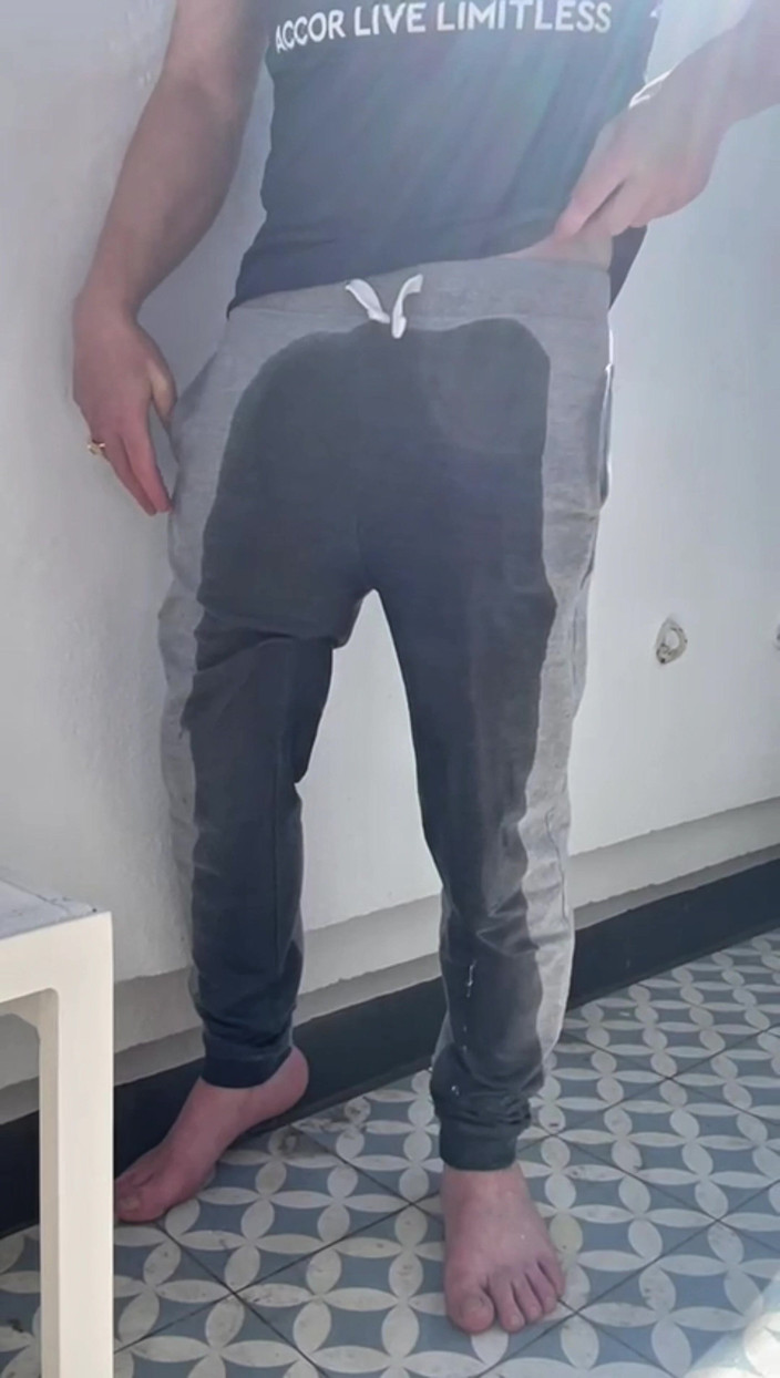 AmateurBoysPissing: Правда чи виклик: змушений мочитися в мої сірі спортивні штани