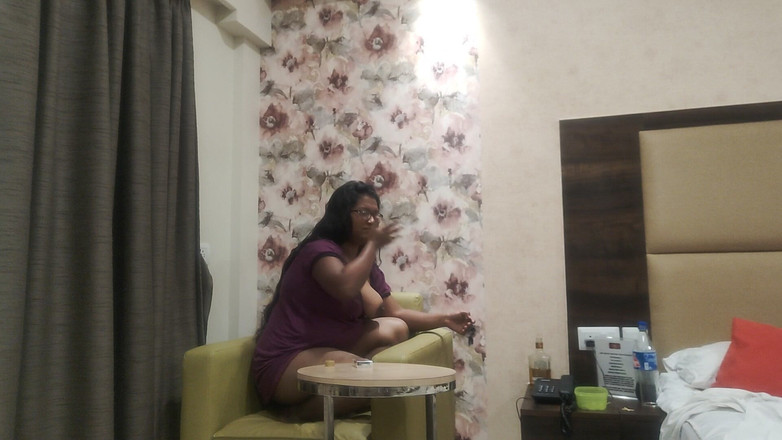 Hindi-Sex: Chica india con curvas juega con cada coño en la...