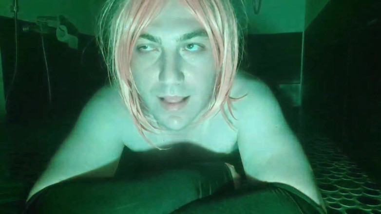 Kitty_Cross: Il mio top è stretto come la tua presa