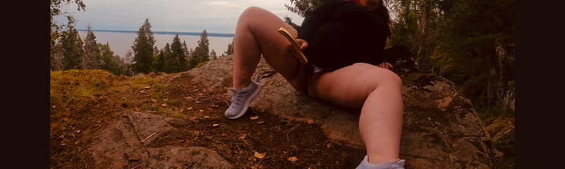 Dirty barbie: Мілфа отримує оргазм на вулиці