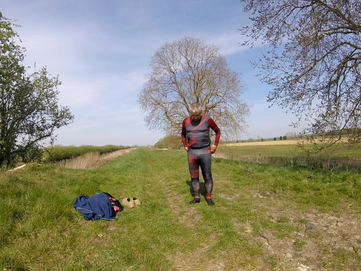 Andy: Güzel bir günde nehir kıyısında bisikletimle geziyorum