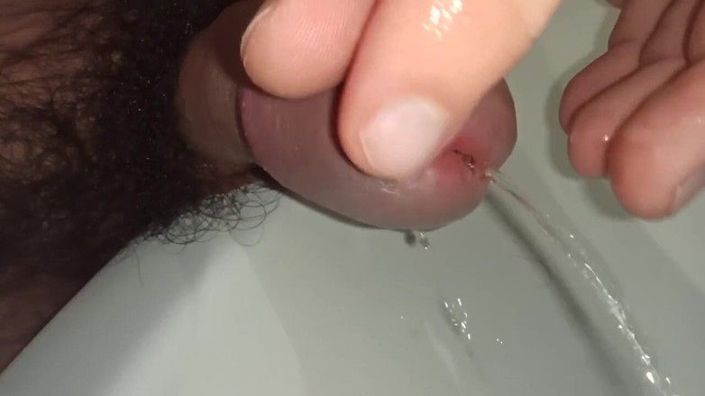 Kinky Guy: Jugando con prepucio y pis. Primer plano de polla