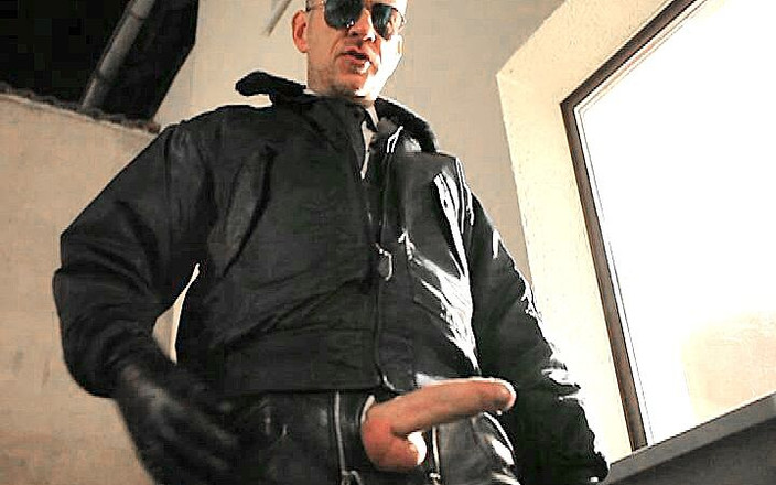 GERMANE_XL: Poliziotto in pelle 33 (sigaro Fuma piscio sborra colpi xl)