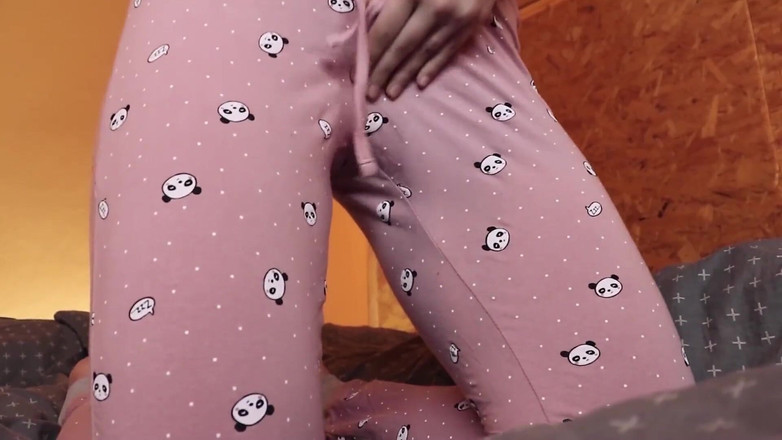 HotCoupleTeam: Я граю зі своєю милою пиздою і отримую дивовижний оргазм