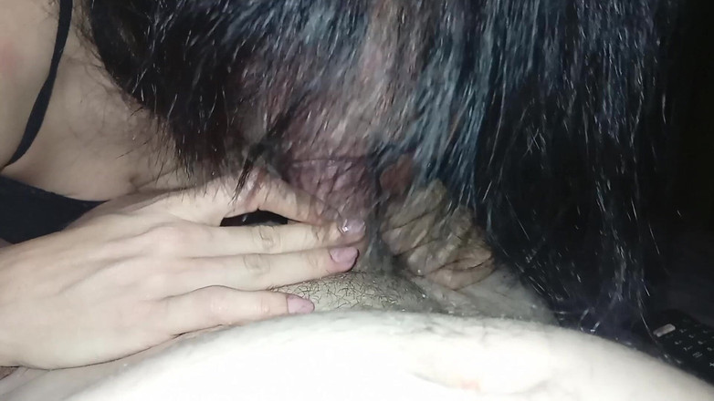 AgathhaA: 그녀는 그녀의 섹스 토이와 함께 그녀에게 화려한 오럴을주고,