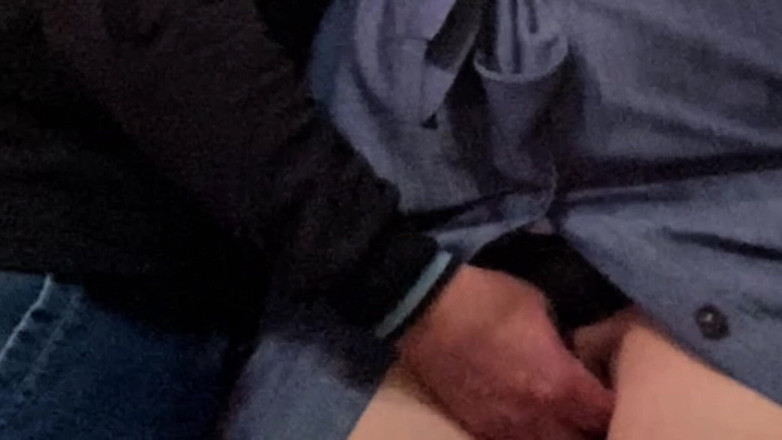 Niki studio: Vreemdeling vingerde geile milf vóór het werk in de metro