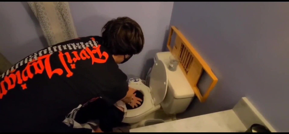 Kinkytwinkpamps: Twink lagi asik wajah pembantunya dengan ganas sampai matanya merem...