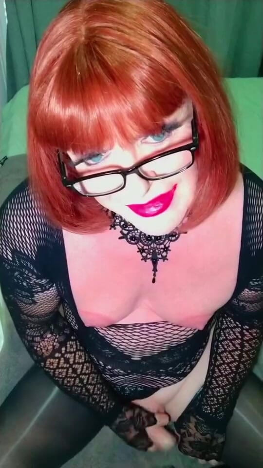 Emma Browne: いたずらっぽい赤毛の女装者