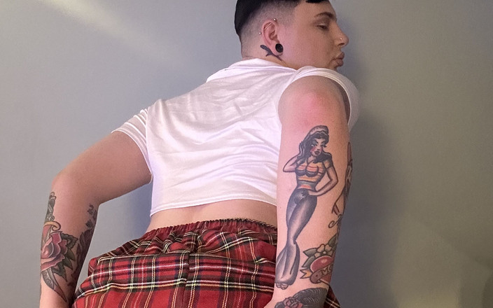 mothplayboy: 制服撸管指挥