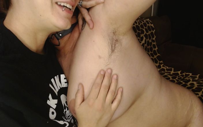 Abby Anna: Ascella lunga leccare i capelli puzzolenti lesbiche
