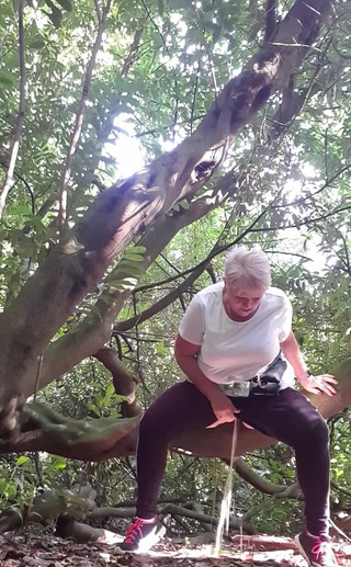 Uk Joolz: Prins la scurt timp la o plimbare prin pădure... A...