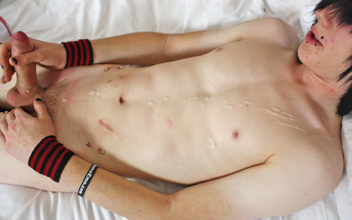 Rocker Boyz: Cowok emo si cowok kontol besar lagi asik ngocok kontol...