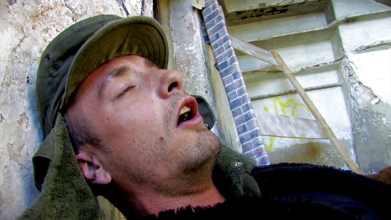 Fun Pictures: Зрелая блондинка-шлюшка подпрыгивает своей большой задницей на улице