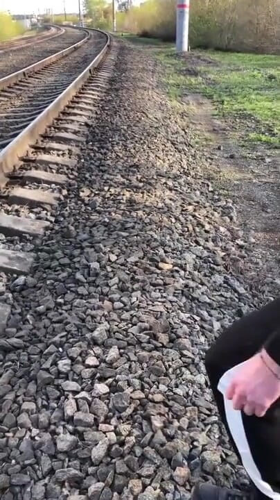 Dick Boys Studio: Extreem. Zijn Grote Lul Aftrekken Op Het Treinstation
