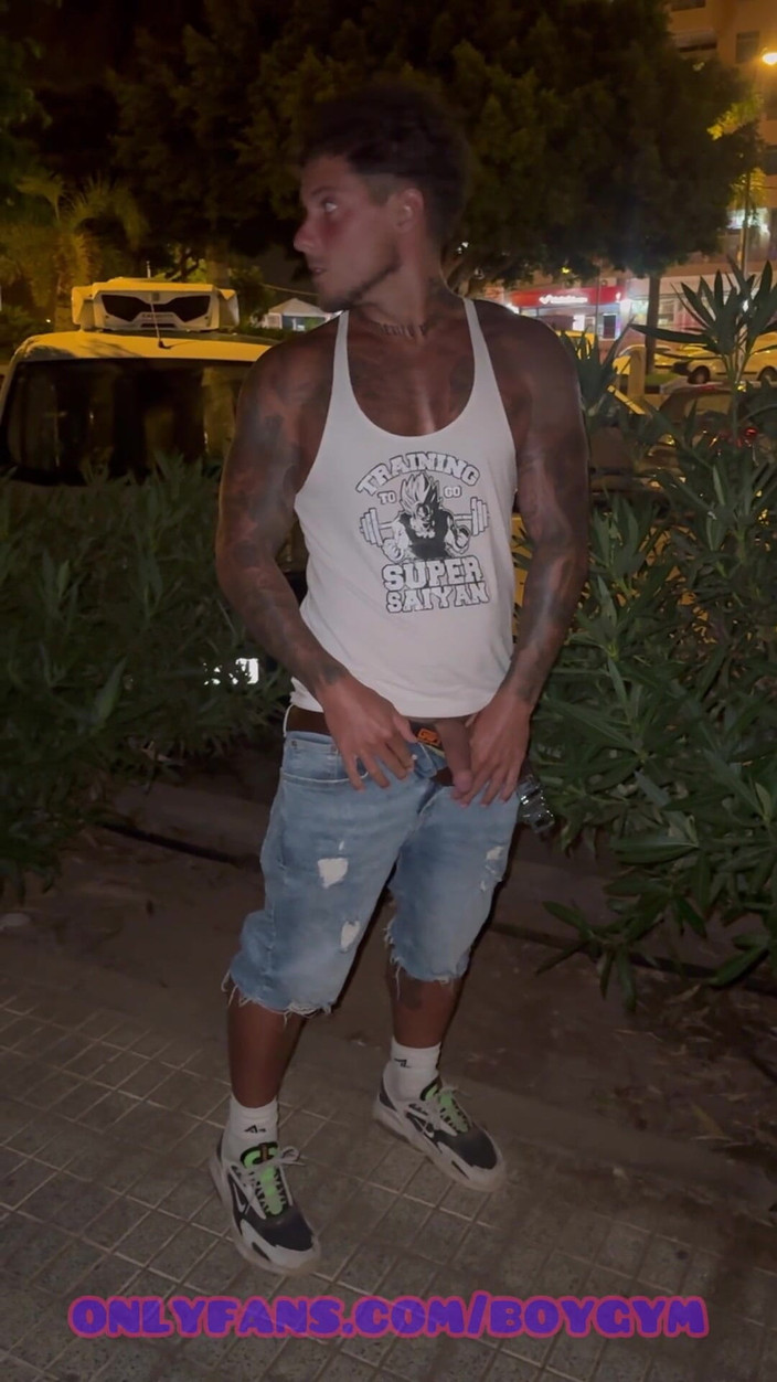 BoyGym: Piscio in strada facce sporche dentro