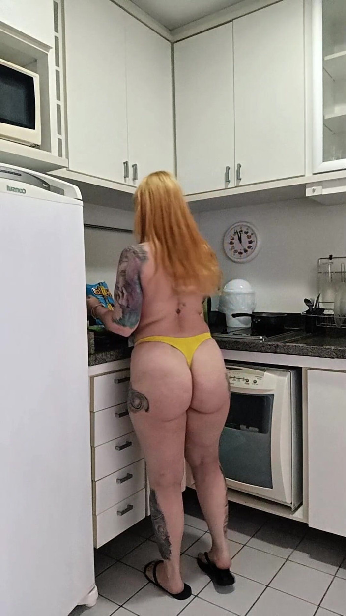 nandaragna: Hot Wife Doing Her Breakfast Naked