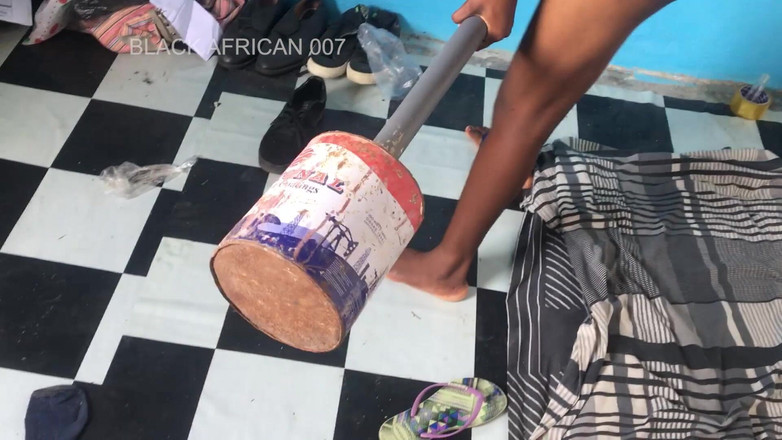 Black African 007: J’aime regarder mon copain baiser d’autres filles