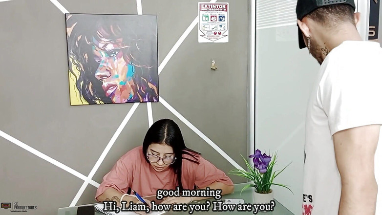 Vayolet: 饥渴的性学家想要体验良好的性爱 - 西班牙语色情内容