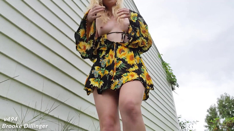 Brooke Dillinger: Utomhus pissar I en sundress