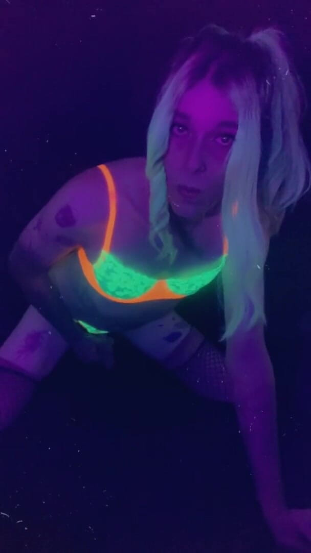 CarmenMelatonin: Sexy párty děvka chce tvého ptáka
