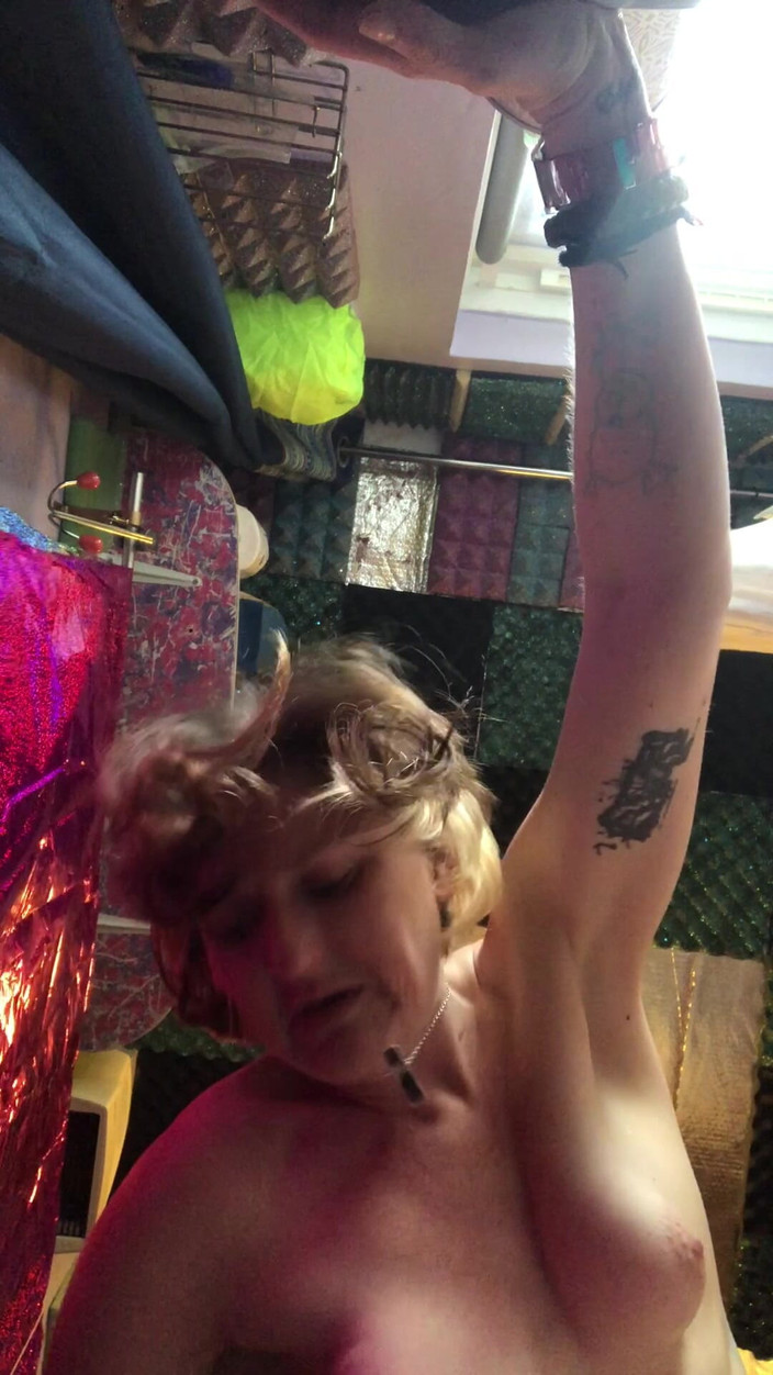 Pissing Paradise: Dělám záchodový tanec po příliš velkém množství kávy, když doháním...