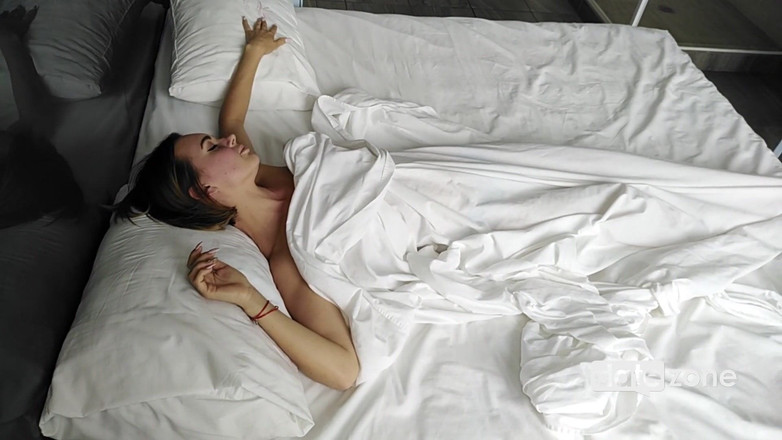 Datezone: Teen cô đơn thủ dâm trên giường của cô ấy