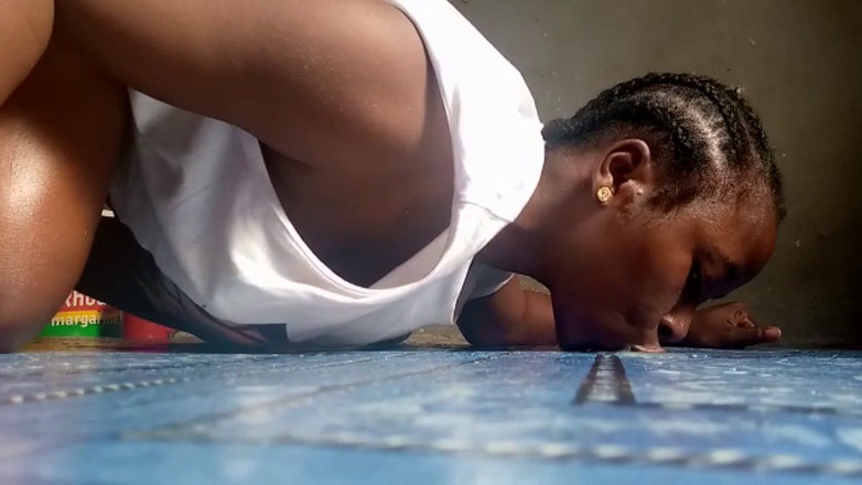 African Beauties: 非洲女郎Isabella最爱小便游戏