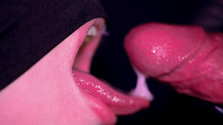 BlowjobView: Záběr zblízka na moji mladou nevlastní sestru, která jí celé...