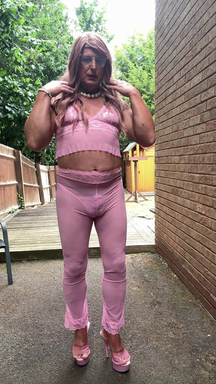 Kellycd2022: Kellycd2022, travesti sexy en tenue rose et talons