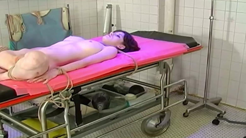 EroticOnly Fetish: 격렬한 환자 검사를 위해 의사에 합류하는 미시 간호사