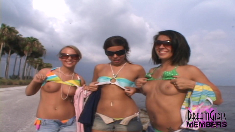 Dream Girls: Trei bunăciuni se joacă goale pe o plajă publică