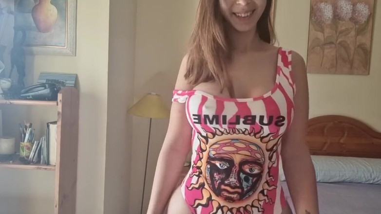 Holycandy: 阴户湿润的大屁股拉丁女郎