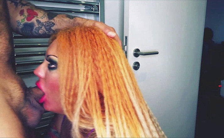 Redhotrio: Deepthroat con una troia