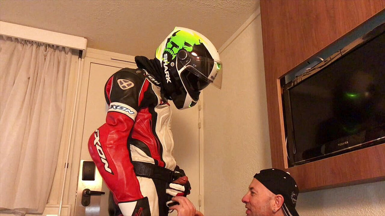 HUMLIATION AND SPANKING PORN: Humilhação no hotel com roupas de fetiche motociclista