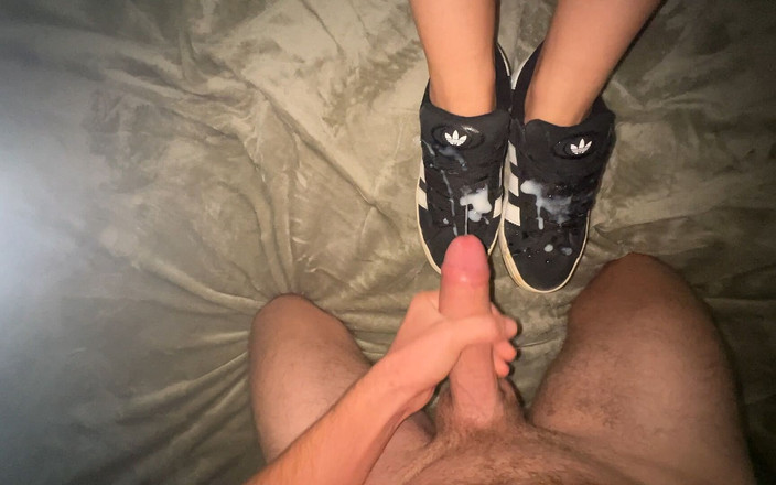 Couple Of Pleasure: Brunetei sexy îi place să ejaculezi pe pantofii ei