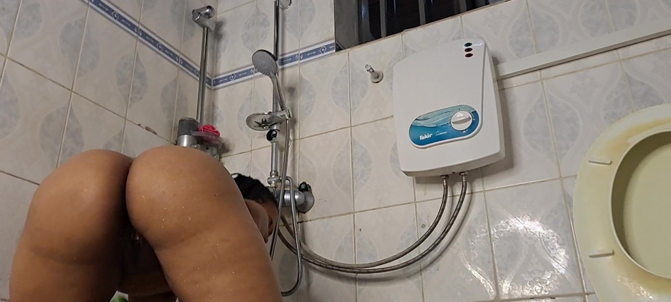 Deramy222: Squirting Black Pussy Horny Stepmom