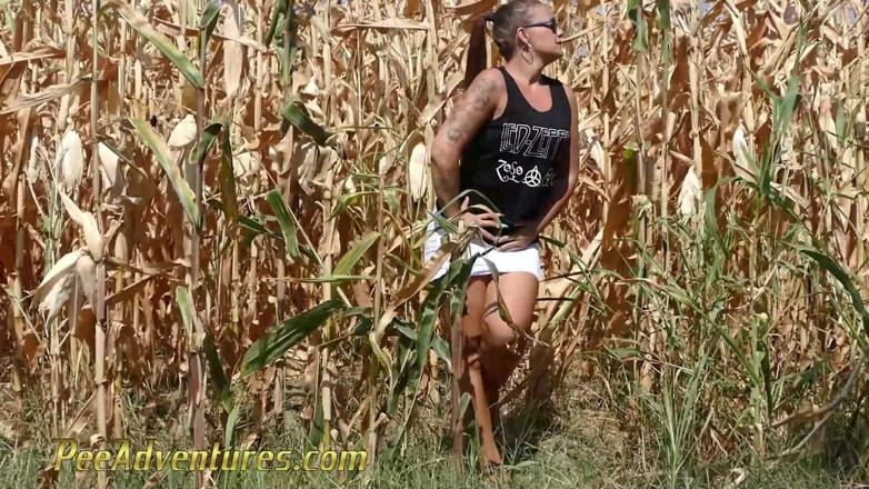 Pee Adventures: Pee in a corn field