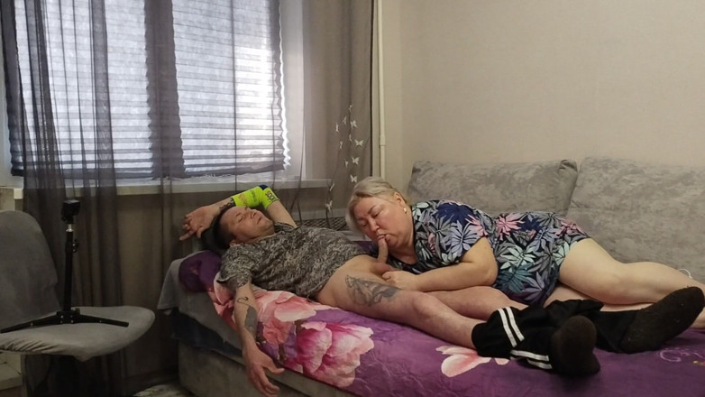 Zona901: 彼女が熱い精液の一部を口に入れるために深いフェラチオをする