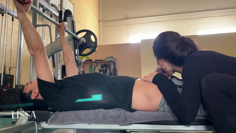 Lissa Brown: Ejaculare pe față în sala de sport