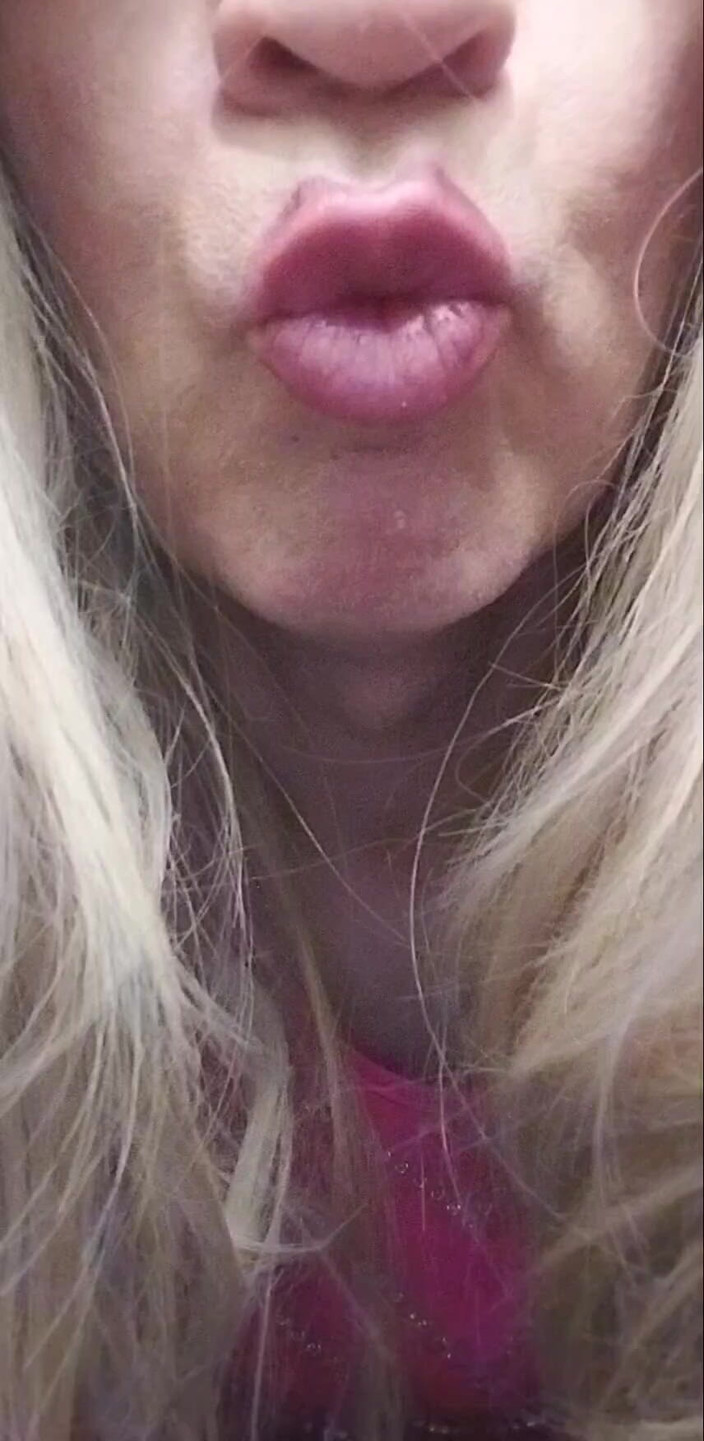 Cindy Belfast: Blonďatá Sissy Gags pro ptáka